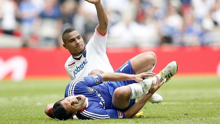 Dieses Foul an Michael Ballack erhitzte damals die Gemüter - hat aber offenbar auch positive Reaktionen herbeigeführt, wie Kevin-Prince Boateng in seiner Biografie schreibt.