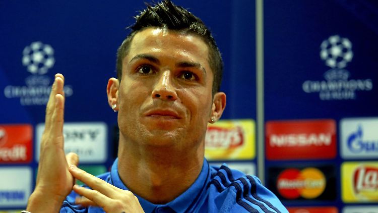 Cristiano Ronaldo reagierte bei der Champions-League-PK gereizt auf Fragen zu Lionel Messi.