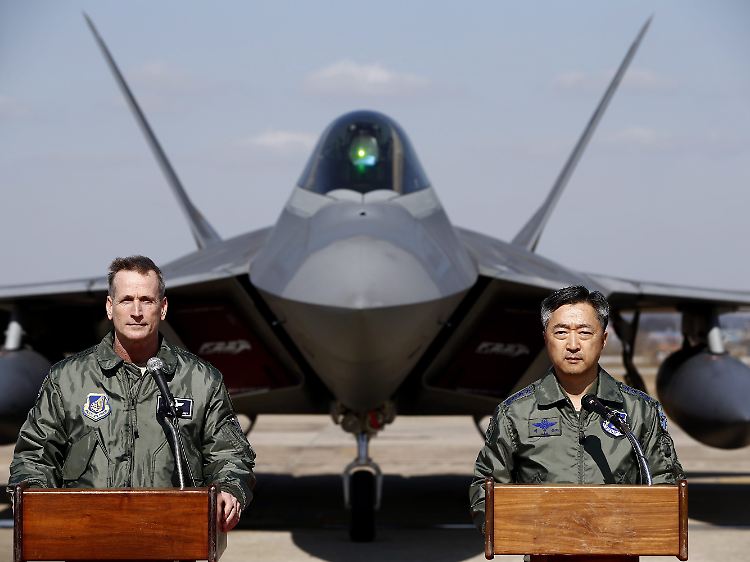 Der Vize-Kommendeur der US-Streitkräfte in Südkorea tritt mit dem südkoreanischen Luftwaffenchef vor die Presse: Terrence J. O'Shaughnessy (l.) und Lee Wang-Geun freuen sich über die Verstärkung.