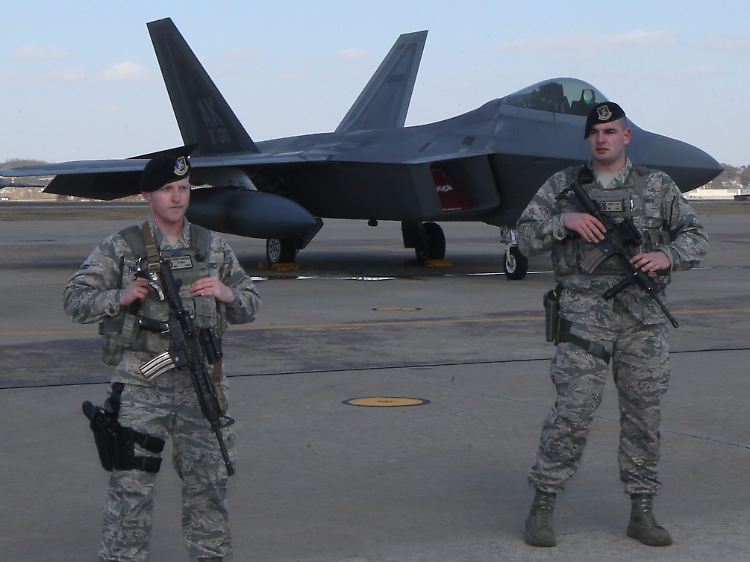 Streng bewacht und abgeschirmt: Die F-22 zählt zu den modernsten Waffensystemen aus den Arsenalen der USA.