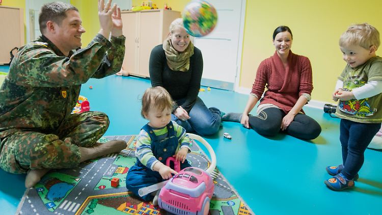 Ein Soldat spielt mit Kindern in einer Kasernen-Kita in Lüneburg.