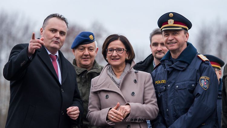 Innenministerin Mikl-Leitner und Verteidigungsminister Doskozil besuchen die Grenze zu Slowenien.