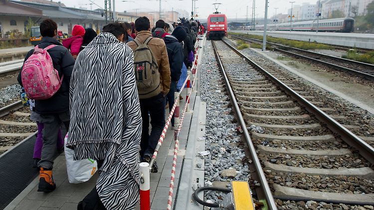 Diese Flüchtlinge warten in Passau auf einen Sonderzug in Richtung Düsseldorf.