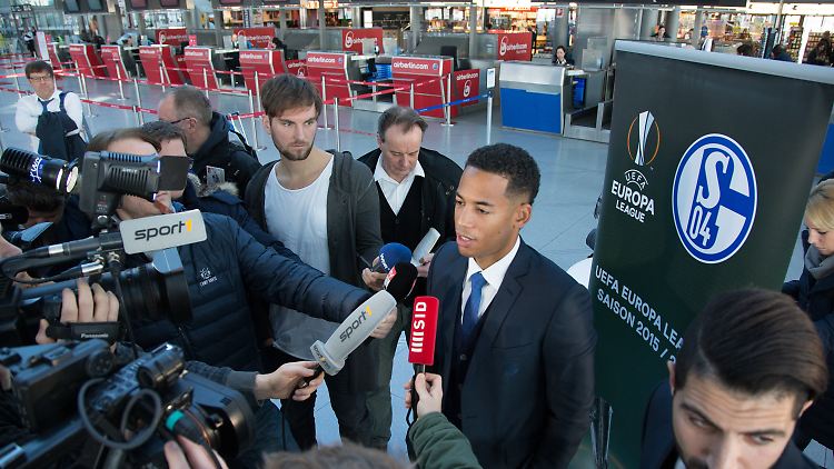 Dennis Aogo wurde um eine Luxustasche samt Inhalt erleichtert, während er vor TV-Kameras Rede und Antwort stand.
