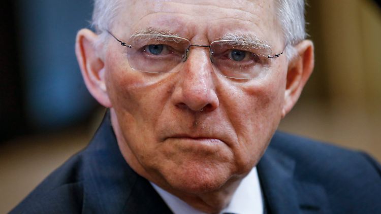 Bundesfinanzminister Wolfgang Schäuble wurde 1990 angeschossen - seither sitzt er im Rollstuhl.