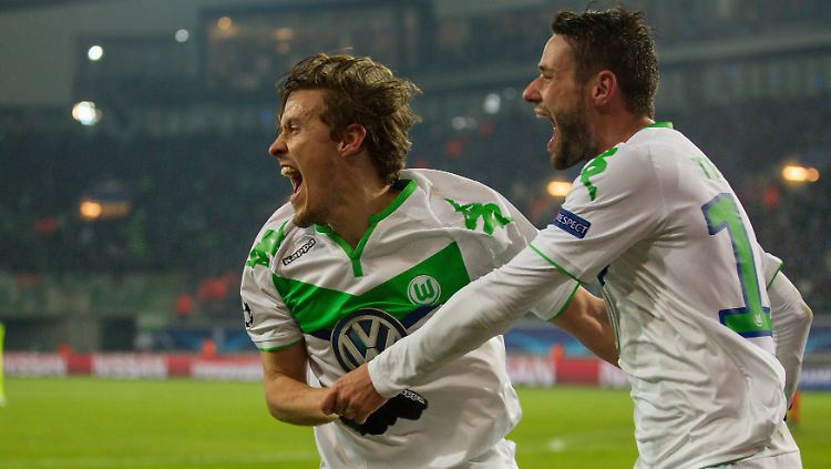 Max Kruse traf zum 3:0 für Wolfsburg. Danach stellte der VfL den Spielbetrieb ein.