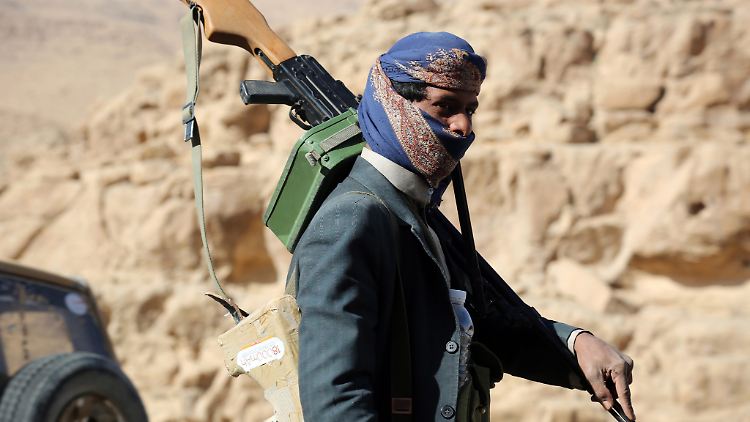 Ein jemenitischer Soldat auf dem Vormarsch Richtung Sanaa: Die Regierungstruppen werden von Saudi-Arabien unterstützt.