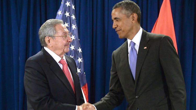 Vor gut einem Jahr gaben sie sich die Hand, jetzt besucht Obama (r.) Castro (l.) in der einstigen Höhle des Löwen - Havanna.