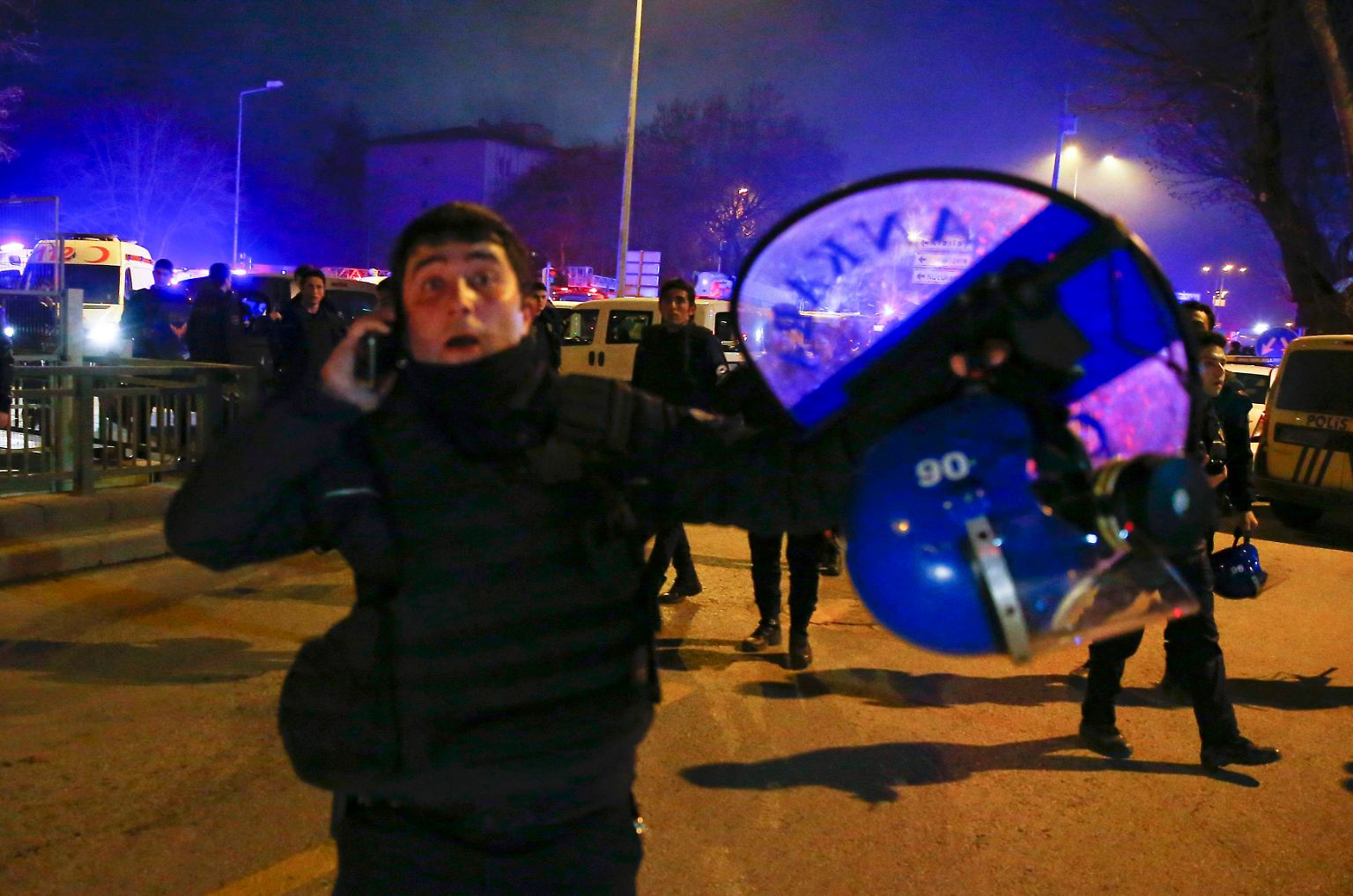 Der Anschlag trifft Ankara mitten im abendlichen Berufsverkehr: Bei einer Explosion im Regierungsviertel kommen 28 Menschen ums Leben.