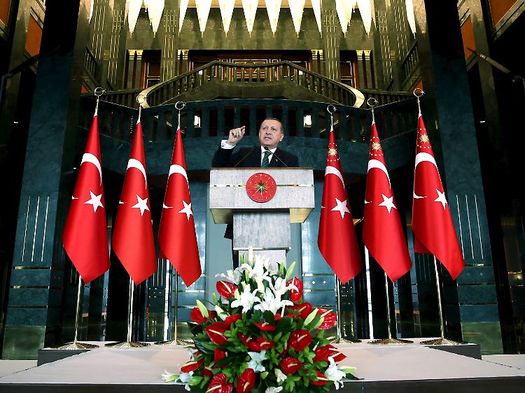 "Recht auf Selbstverteidigung": Reccep Tayyip Erdogan kündigt harte Reaktionen an - noch bevor klar ist, wer für die Anschläge verantwortlich zeichnet.