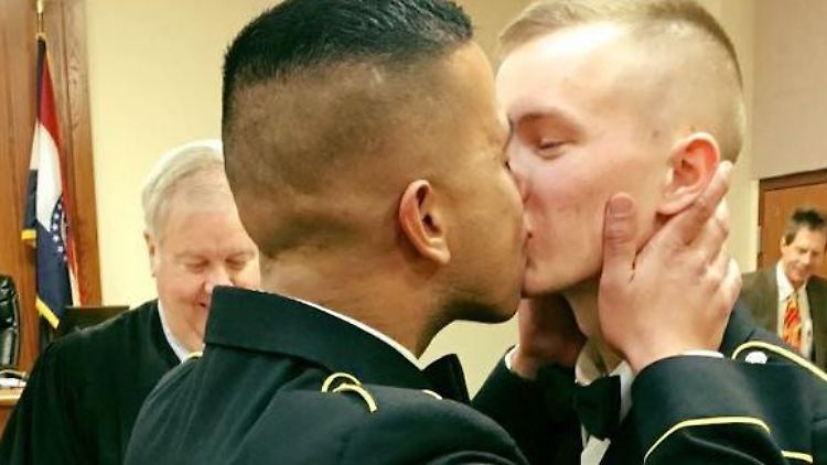 Dieser Hochzeitskuss ging um die Welt: Shane Adriano und Tristian Resz bei ihrer Trauung in Springfield.