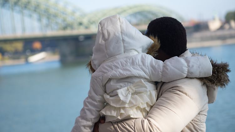 Neun Männer einer Sicherheitsfirma sollen in Köln mehrere Frauen massiv sexuell belästigt haben.