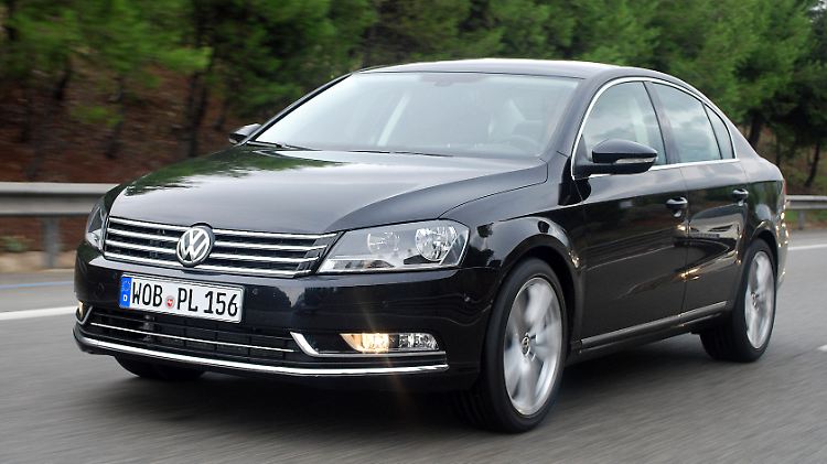 Der Neue rollt an: Volkswagen hat seinen Mittelklasse-Bestseller Passat grundüberholt. Optisch zeigt er sich vor allem von vorne anders.