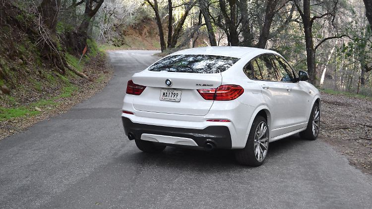 Von der Potenz des X4 M40i künden optisch nur die mit schwarzem Chrom verblendeten Endrohre.