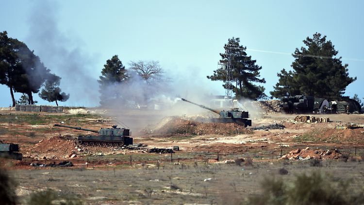 Mit Artilleriefeuer wehrt sich die Türkei gegen den Raketenbeschuss aus Syrien. 
