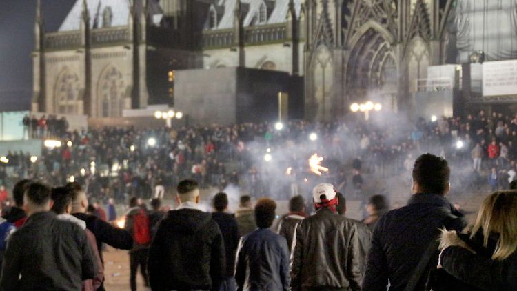 Die Silvesternacht auf dem Vorplatz des Kölner Hauptbahnhofs.