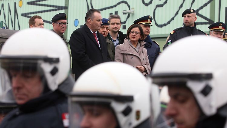 Verteidigungsminister Doskozil und Innenministerin Mikl-Leitner inspizieren die Grenze bei Spielfeld.