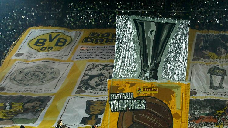 Diesen Pokal will der BVB am Saisonende in den Händen halten.