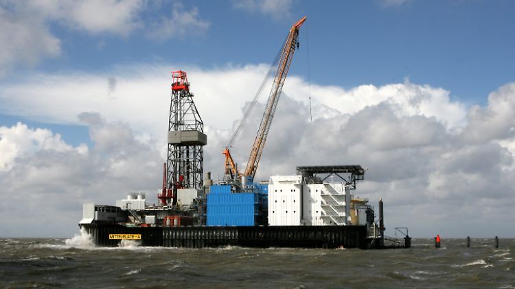 Die Bohr- und Förderplattform Mittelplate liegt bei stürmischer See in der Nordsee vor der schleswig-holsteinischen Westküste.