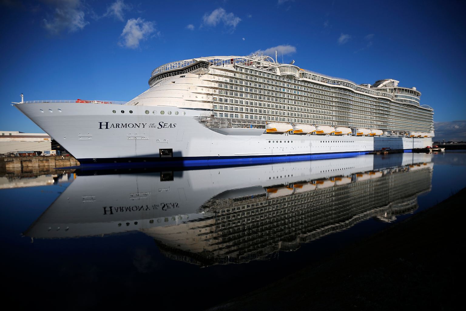 Es ist ein Schiff der Superlative: Die "Harmony of the Seas" ist 60,5 Meter breit, 361 Meter lang - und übertrifft damit in der Länge sogar den Eiffelturm.