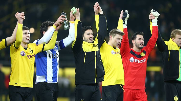 Nuri Sahin (m.) inmitten seiner Mannschaft.