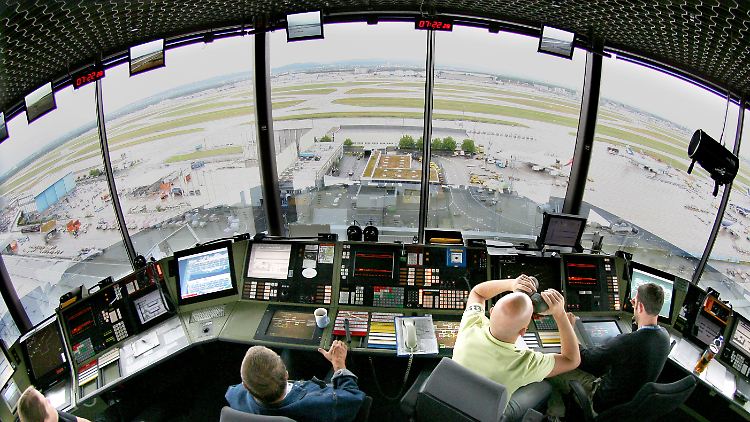 Konzentriert bei der Arbeit: Fluglotsen im Tower am Frankfurter Flughafen.
