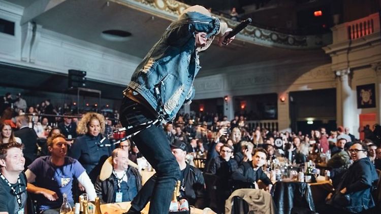 So sieht's aus, wenn man auf den Tischen tanzt: "Bring Me The Horizon"-Sänger Oli Sykes.