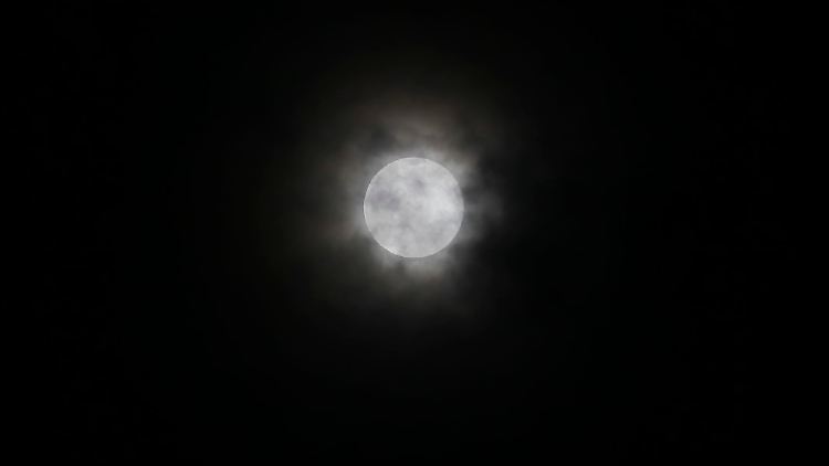 So ähnlich muss der Feuerball ausgesehen haben. Anders als der Mond jedoch verschwand er nach zweimaligem Aufblitzen aus dem Blickfeld.