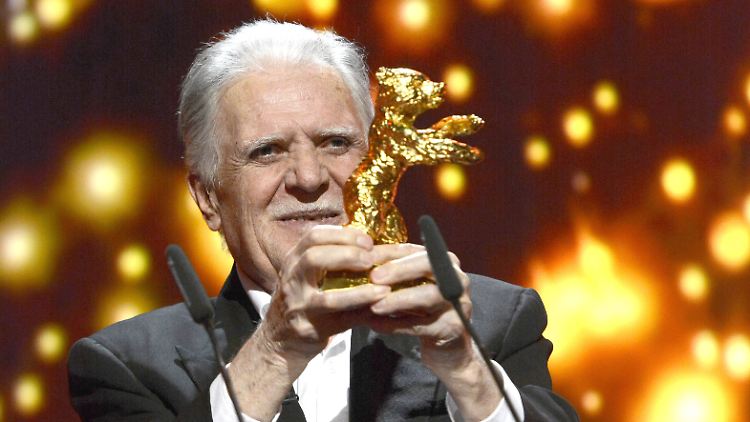 Der Erfinder der 360-Grad-Kamerafahrt: Michael Ballhaus mit seinem Goldenen Bären.