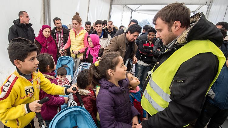 Flüchtlinge aus Afghanistan und Pakistan warten im hessischen Limburg an der Lahn auf die Essensausgabe.
