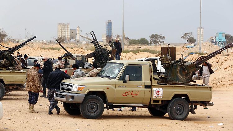 Libysche Milizen bekämpfen den IS in Sirte.