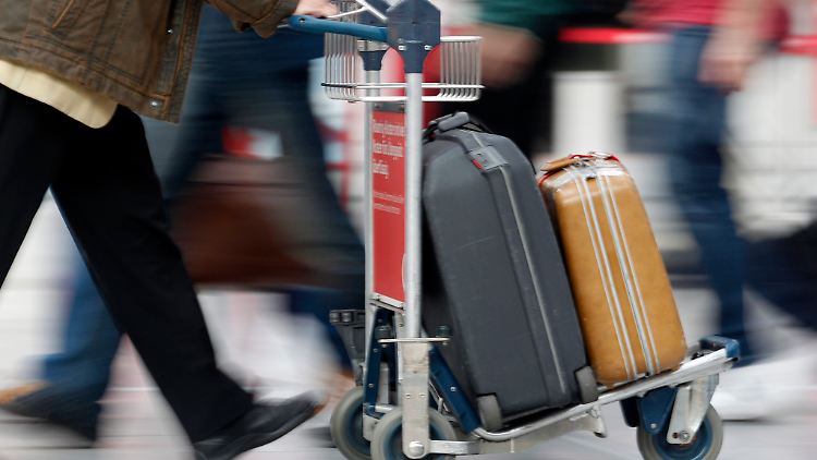 Das Gepäck wird eingecheckt und wird dann einer längeren  Sicherheitsüberprüfung unterzogen. 