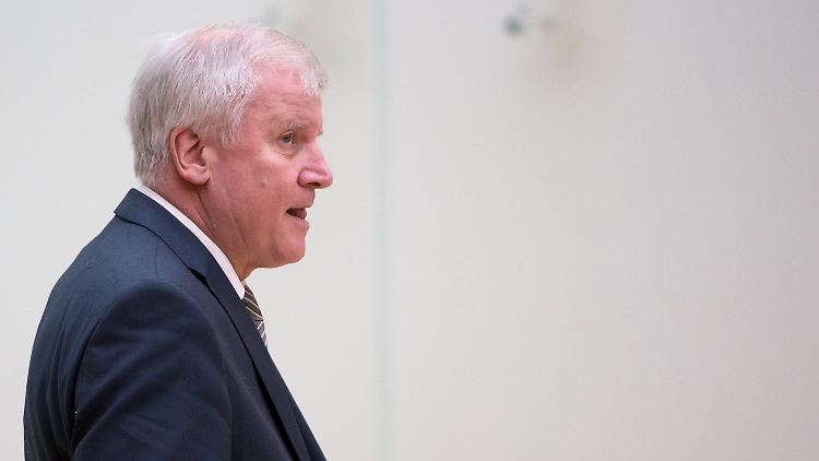 CSU-Parteichef Horst Seehofer hält an einer Obergrenze fest.