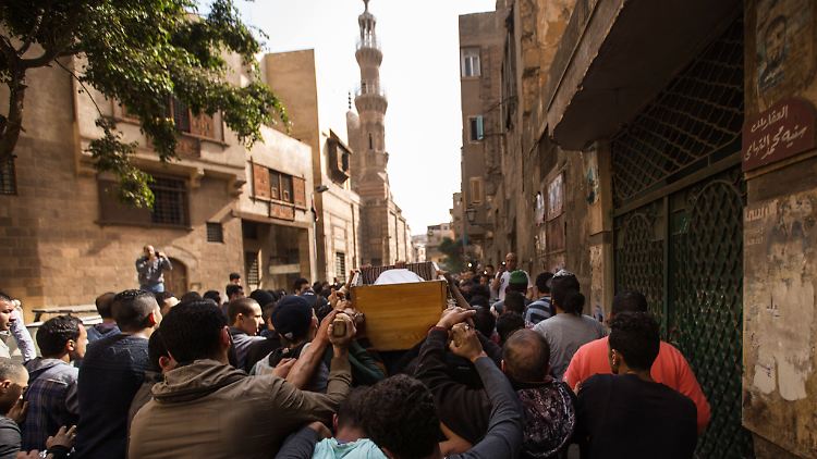 Trauernde tragen den Sarg von Mohamed Sayyed Ismail durch die Straßen.