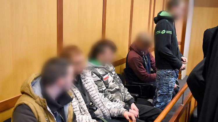 Kevin A., Dominik T., Aron C., David M. und Max W. (l.-r.) warten auf den Beginn ihres Prozess.