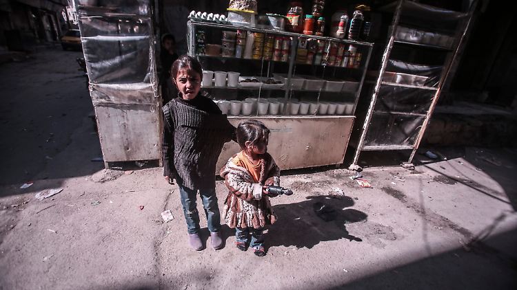 Kinder in der nordsyrischen Stadt Asas: Zehntausende Flüchtlinge sind an der Grenze zur Türkei gefangen.