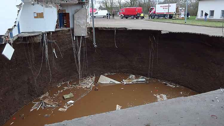 Der riesige Krater ist mit Wasser gefüllt.