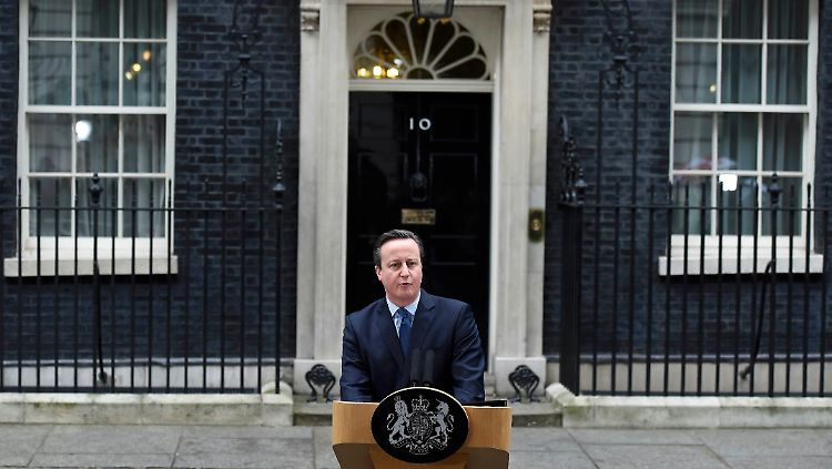 Ansprache vor der eigenen Haustür: David Cameron spricht vor seinem Amtssitz in der Nr. 10 Downing Street.