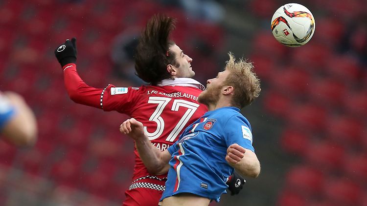 Haare schön: Kaiserslautern Markus Karl und Heidenheims Sebastian Griesbeck.