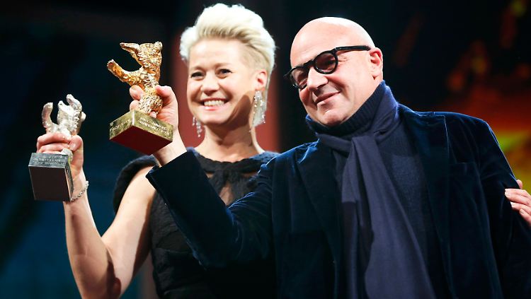 So sehen Sieger aus: Schauspielerin Trine Dyrholm und Regisseur Gianfranco Rosi halten ihre Trophäen hoch.