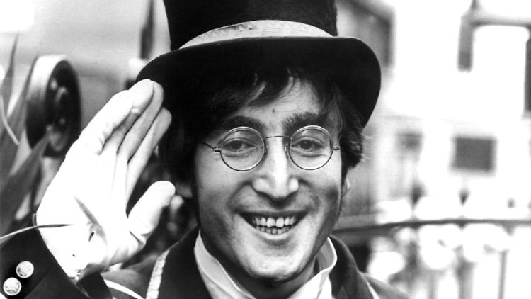 John Lennon auf einem Foto aus dem Jahr 1966: Da hat er alle seine Locken noch.