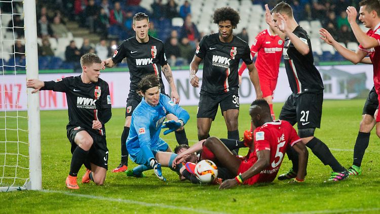 Hannover gab alles, um an den Ball zu kommen - doch Augsburg saß am längeren Hebel.