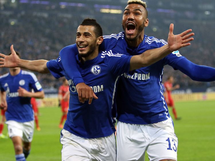 Younes Belhanda freut sich mit Eric-Maxim Choupo-Moting über die Führung - doch dann kam der Ausgleich.