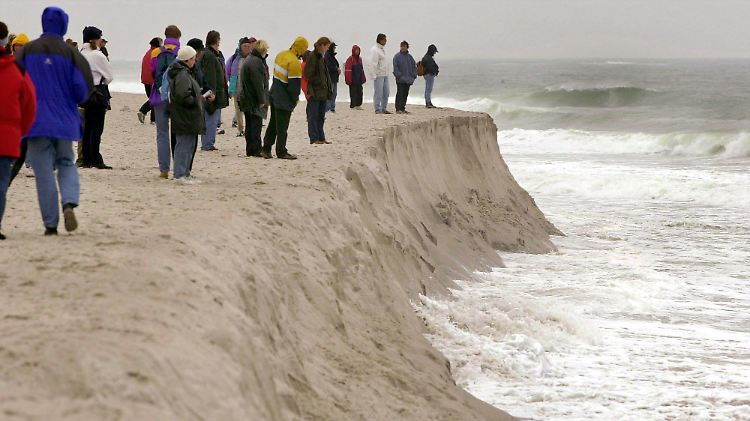 Auch die Touristen auf Sylt bemerken, dass das Meer zunehmend an der Insel nagt.