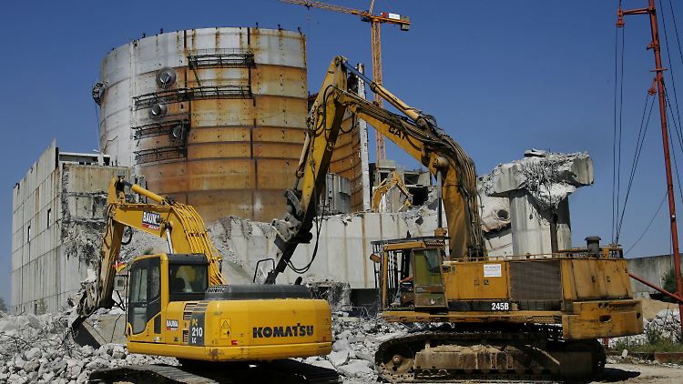 Im Jahr 2008 rissen Bagger das Kernkraftwerk in Arneburg ab: So soll es auch den anderen deutschen Atommeilern ergehen.