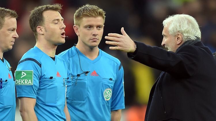 "Aber das muss man jetzt doch nicht so aufpumpen die Nummer": Rudi Völler, hier mit Schiedsrichter Felix Zwayer.