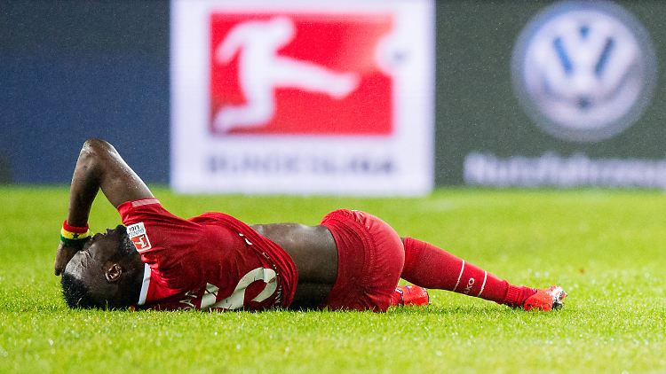 Am Boden: Hannovers Salif Sane und seine Teamkollegen werden es schwer haben, die Klasse zu halten