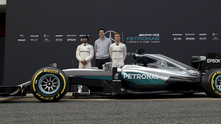 Neuer Dienstwagen: Lewis Hamilton, Nico Rosberg und ihr Mercedes F1 W07 Hybrid.