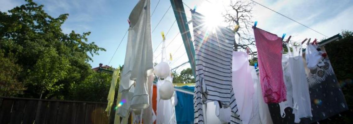 Wieder sauber: Gegen Deoflecken helfen zum Beispiel spezielle Waschmittel, die auch bei Rostflecken wirken. Foto: Arno Burgi