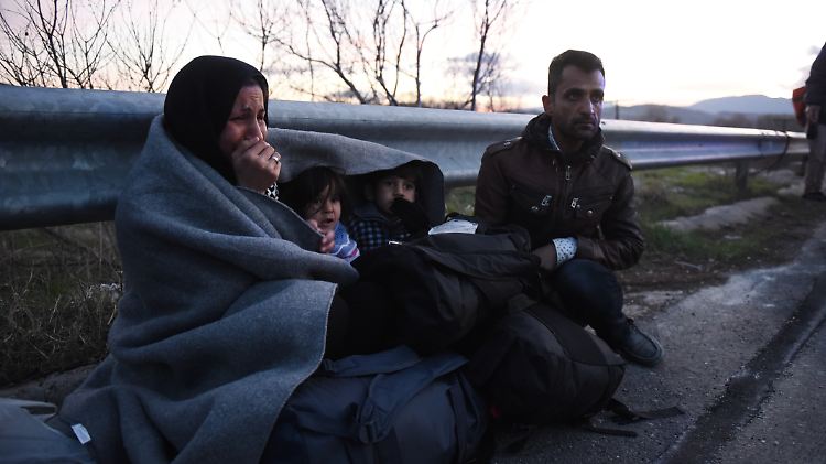 Eine afghanische Familie harrt verzweifelt an der griechischen Grenze zu Mazedonien aus.